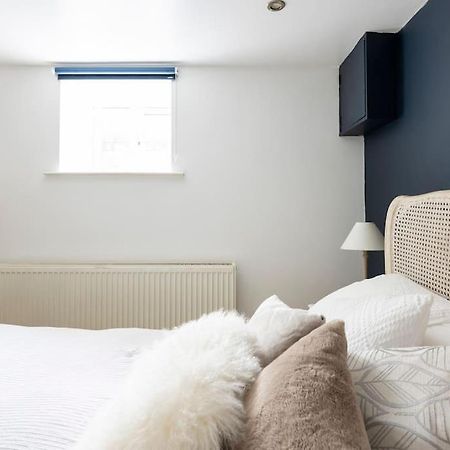 2 Double Bedroom Large Modern Self Contained Apartment Free Parking Camberley Extérieur photo