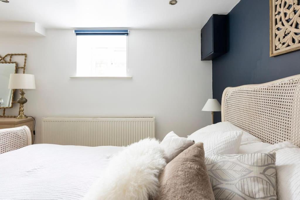 2 Double Bedroom Large Modern Self Contained Apartment Free Parking Camberley Extérieur photo