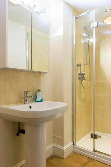 2 Double Bedroom Large Modern Self Contained Apartment Free Parking Camberley Extérieur photo