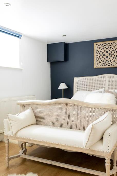 2 Double Bedroom Large Modern Self Contained Apartment Free Parking Camberley Extérieur photo