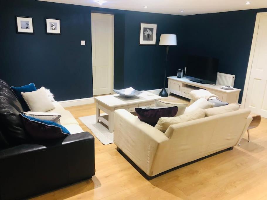 2 Double Bedroom Large Modern Self Contained Apartment Free Parking Camberley Extérieur photo
