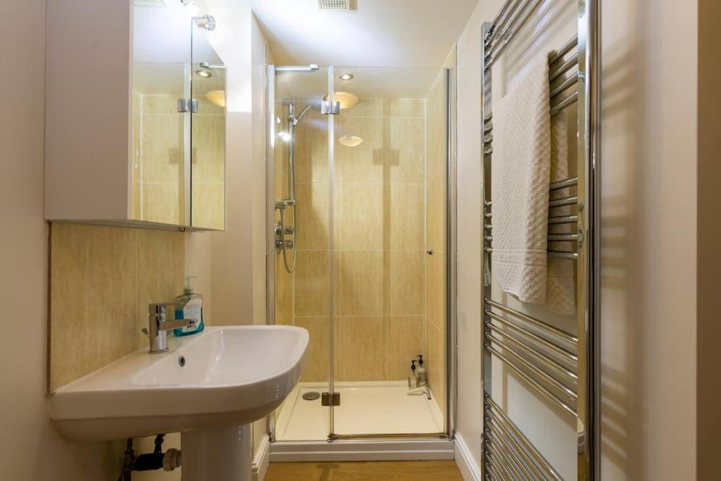 2 Double Bedroom Large Modern Self Contained Apartment Free Parking Camberley Extérieur photo
