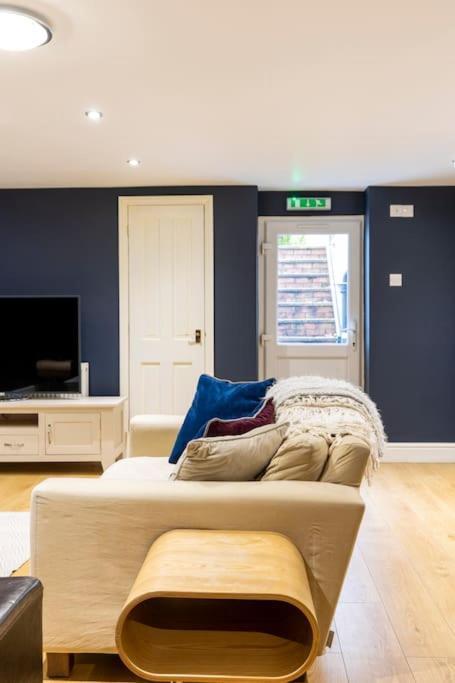 2 Double Bedroom Large Modern Self Contained Apartment Free Parking Camberley Extérieur photo