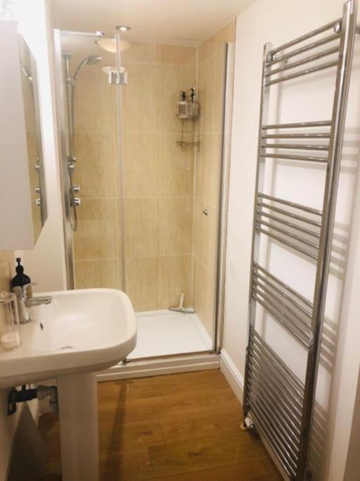 2 Double Bedroom Large Modern Self Contained Apartment Free Parking Camberley Extérieur photo