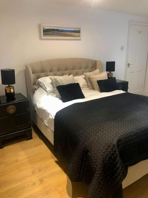 2 Double Bedroom Large Modern Self Contained Apartment Free Parking Camberley Extérieur photo
