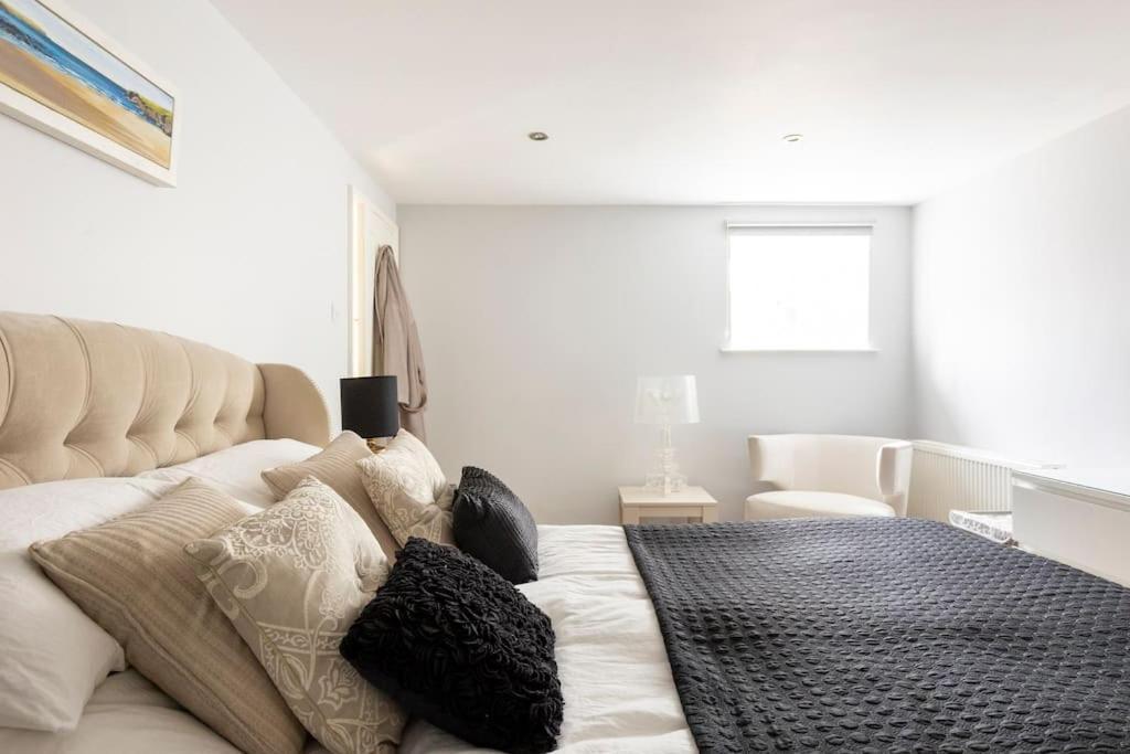 2 Double Bedroom Large Modern Self Contained Apartment Free Parking Camberley Extérieur photo