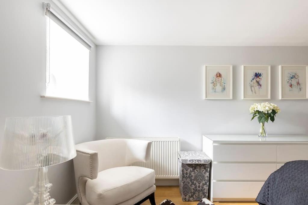 2 Double Bedroom Large Modern Self Contained Apartment Free Parking Camberley Extérieur photo