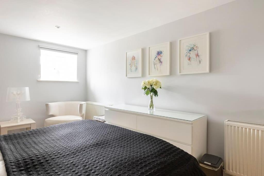 2 Double Bedroom Large Modern Self Contained Apartment Free Parking Camberley Extérieur photo
