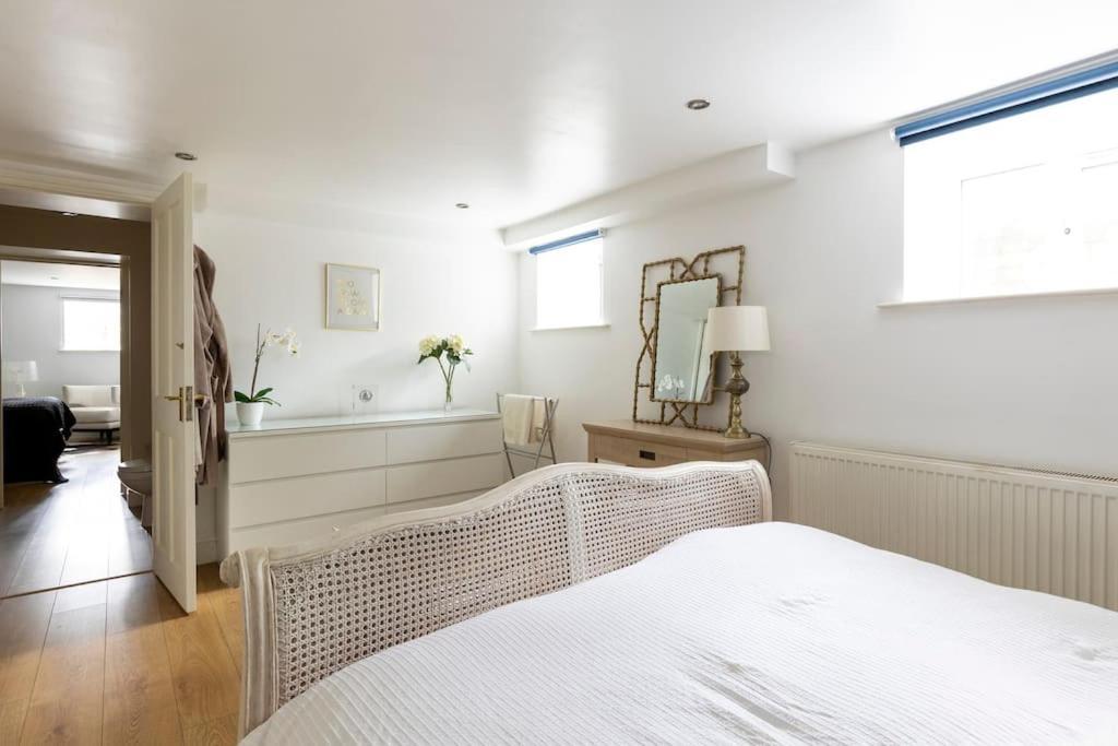 2 Double Bedroom Large Modern Self Contained Apartment Free Parking Camberley Extérieur photo